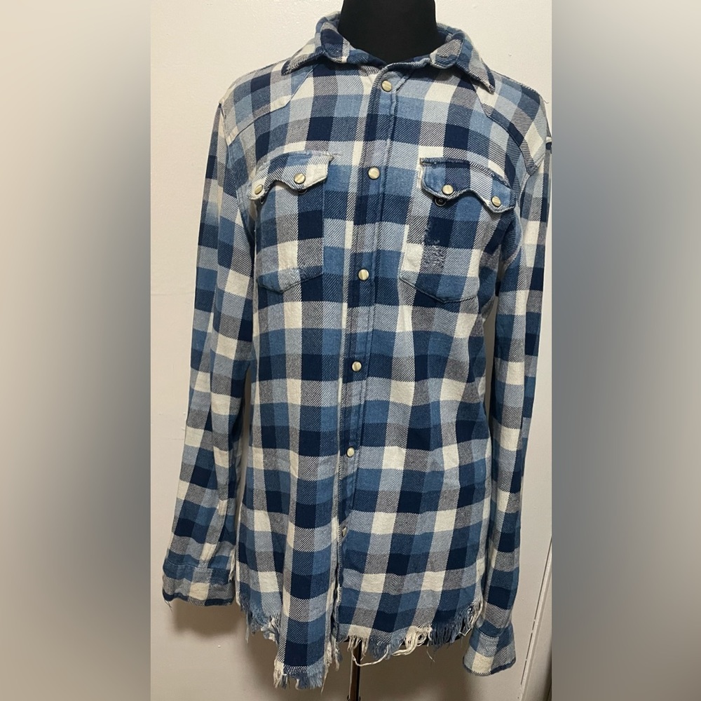 1975 / Men’s Distressed and Ripped Plaid Flannel Shirt (size M)